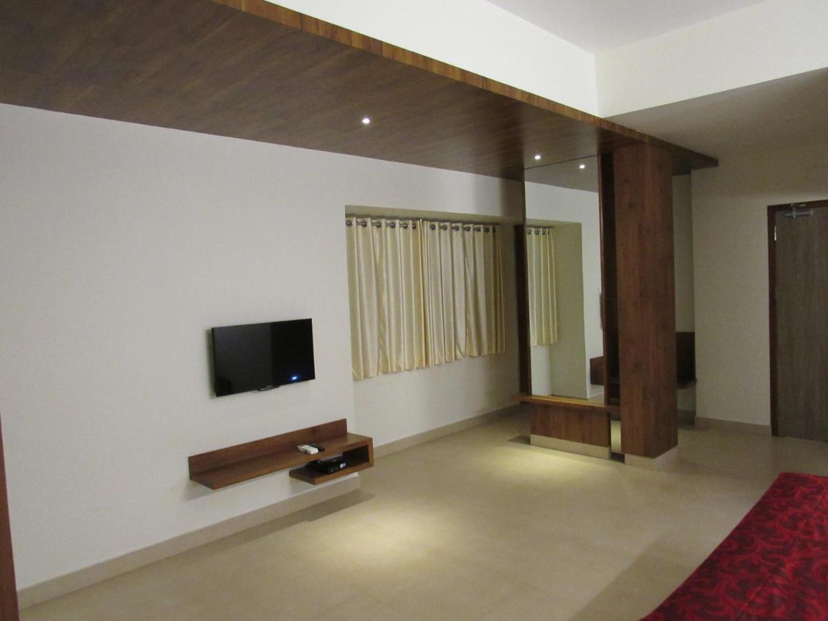 ホテル Palguni Residency ハッサン エクステリア 写真